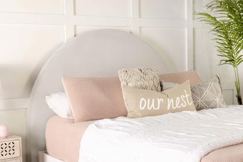 coaster-headboards-bedroom-June-Upholstered-Arched-Queen-/-Full-Headboard-Ivory